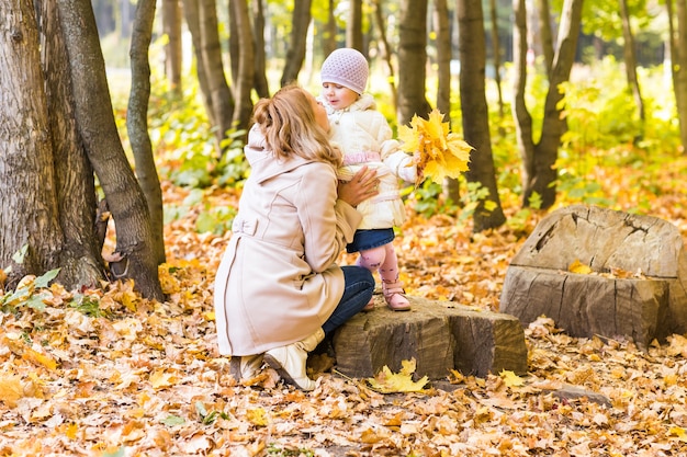 Moeder en baby ontspannen in het herfstpark