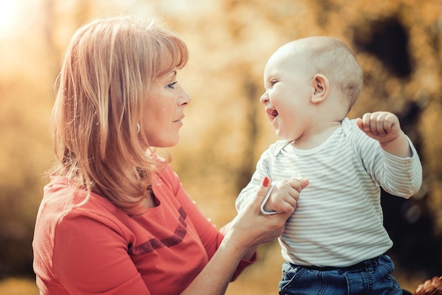 Moeder en baby ontspannen in het park