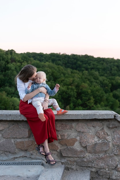 Moeder en baby rusten op het observatiedek. Reizen met kleine kinderen.