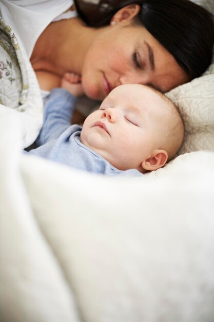 Moeder en baby slapen in bed