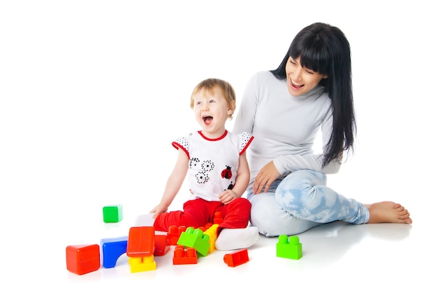 Moeder en baby spelen met speelgoed met bouwstenen