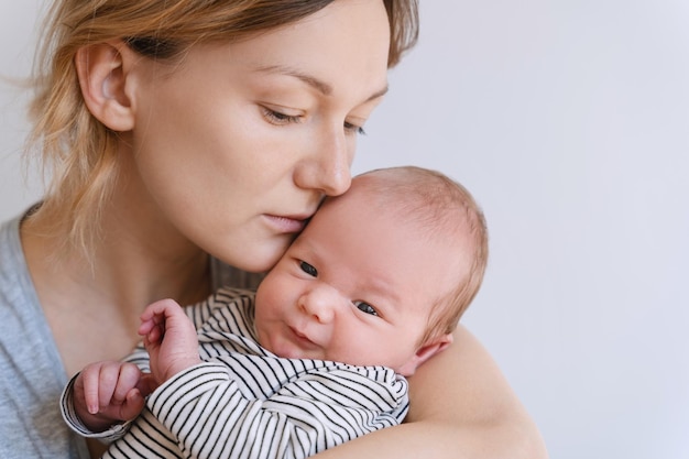 Moeder en baby thuis Gelukkige moederschap en familie