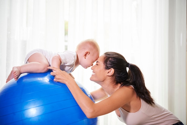 Moeder en baby thuis oefenen