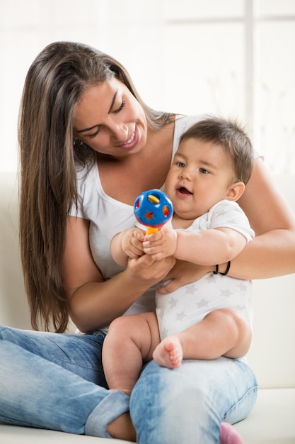 Moeder en baby thuis zitten en spelen