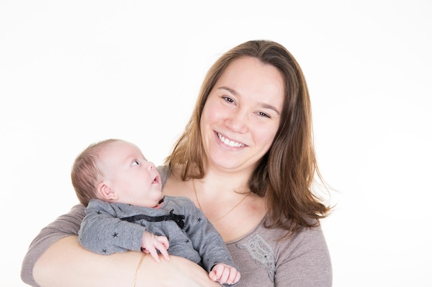 Moeder en baby zoenen en knuffelen. Gelukkig gezin