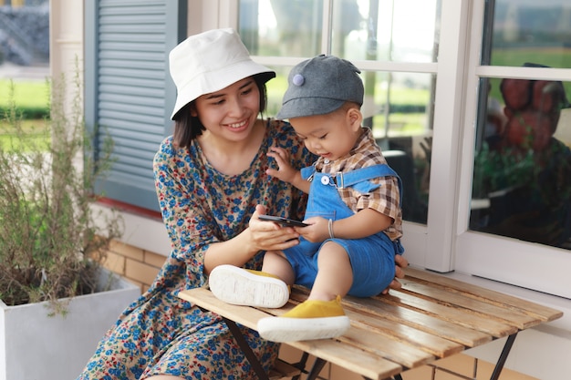 Moeder en babyjongen het spelen smartphone