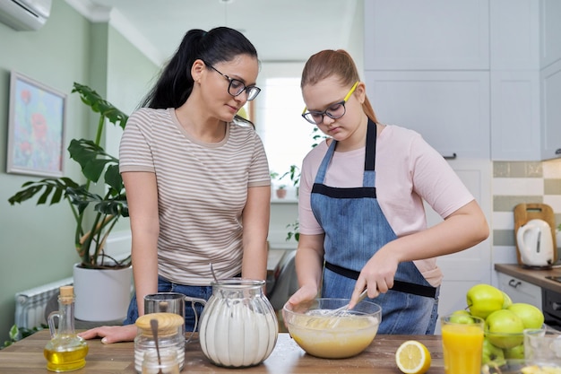 Moeder en dochter 12 13 jaar samen appeltaart koken