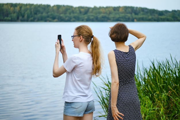 Moeder en dochter aan de oever van het meer