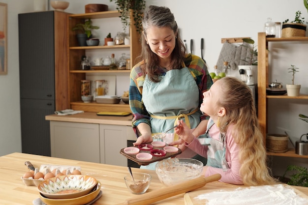 Moeder en dochter bakken in een moderne keuken