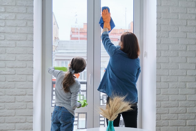 Moeder en dochter die de vensters schoonmaken