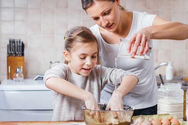 Moeder en dochter die deeg maken