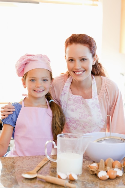 Moeder en dochter die deeg voor koekjes voorbereiden