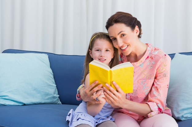 Moeder en dochter die een boek lezen