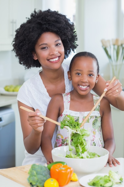 Moeder en dochter die een salade samen maken