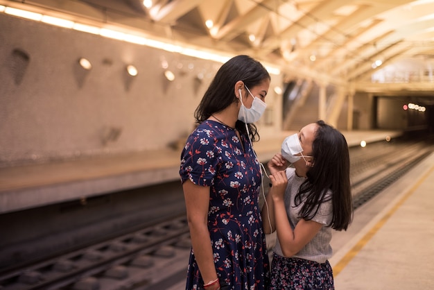 Moeder en dochter die gezichtsmasker dragen