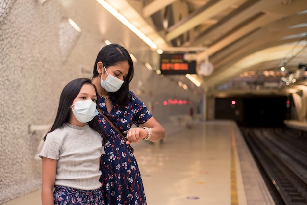 Moeder en dochter die gezichtsmasker dragen