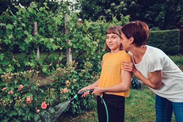 Moeder en dochter die in de tuin samenwerken