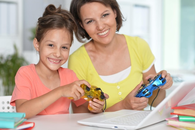 Moeder en dochter die laptop samen gebruiken