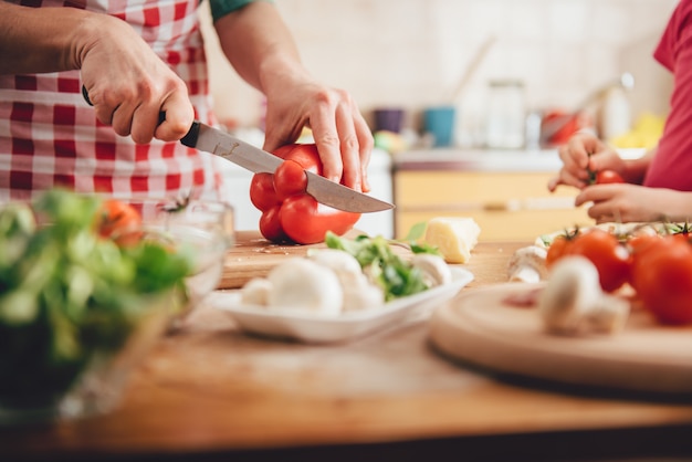 Moeder en dochter die pizza voorbereiden