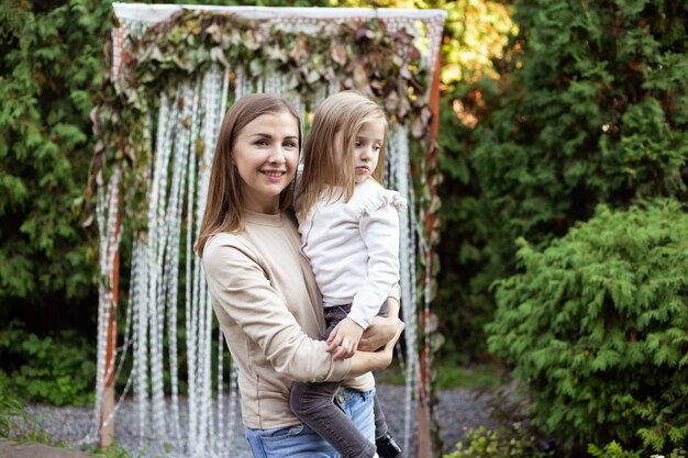 Moeder en dochter die pret in het park hebben