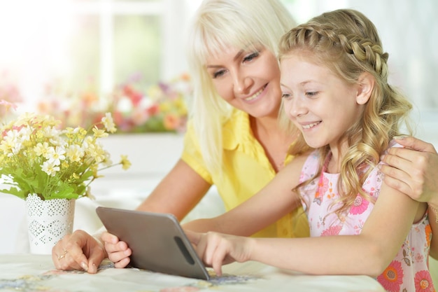 Foto moeder en dochter die tablet gebruiken