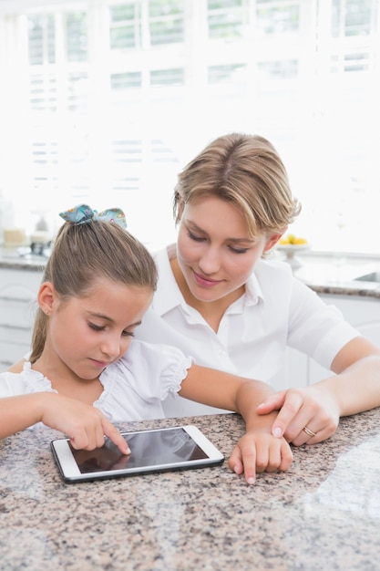 Moeder en dochter die tabletpc met behulp van