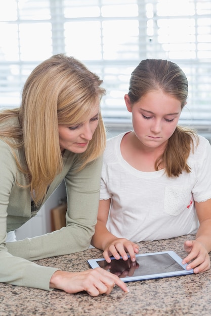 Moeder en dochter die tabletpc samen gebruiken