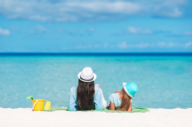 Moeder en dochter die van tijd genieten bij tropisch strand