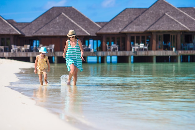 Moeder en dochter die van tijd genieten bij tropisch strand