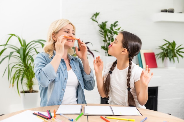 Moeder en dochter doen samen huiswerk.