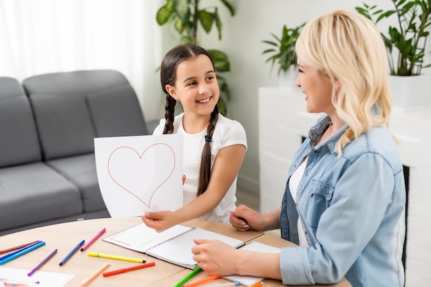 Moeder en dochter doen samen huiswerk.