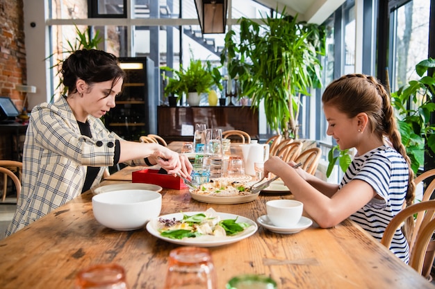 Moeder en dochter enjoing zich in een café