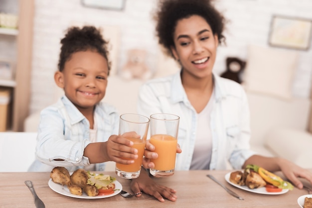 Moeder en dochter eten samen in de keuken.