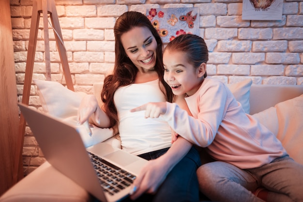 Moeder en dochter films kijken op laptop &#39;s nachts