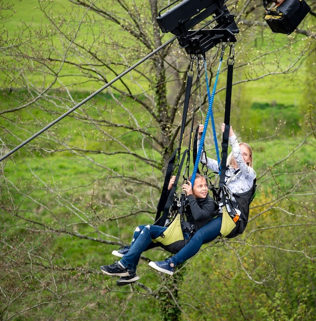 Moeder en dochter gaan de zipline af