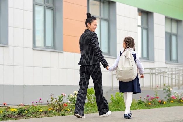 Moeder en dochter gaan samen naar de basisschool