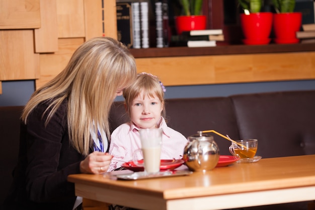 Moeder en dochter genieten van het leven in het café