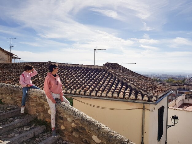 Moeder en dochter genieten van het uitzicht op Granada vanuit de wijk Realejo.