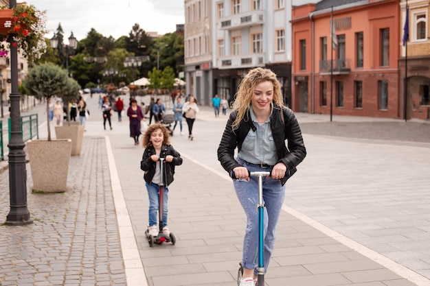 Moeder en dochter hebben een geweldige tijd op scooters