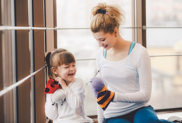 Moeder en dochter hebben plezier in de sportschool