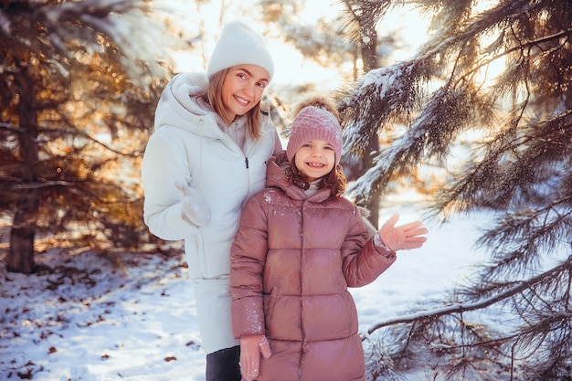 Moeder en dochter hebben plezier in het winterpark