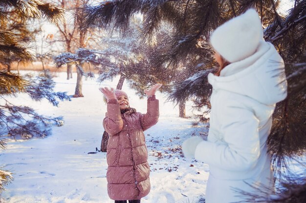 Moeder en dochter hebben plezier in het winterpark