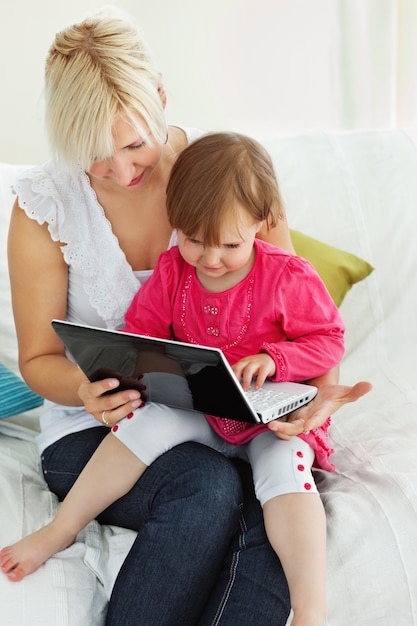 Moeder en dochter hebben plezier met een laptop