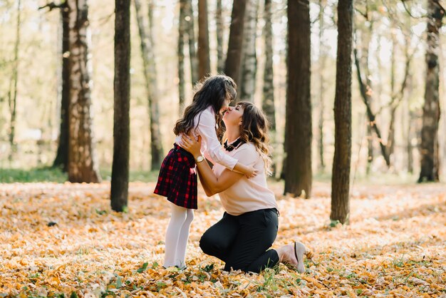 Moeder en dochter herfst in Park