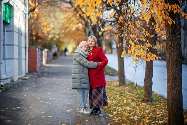 Moeder en dochter in de herfststad