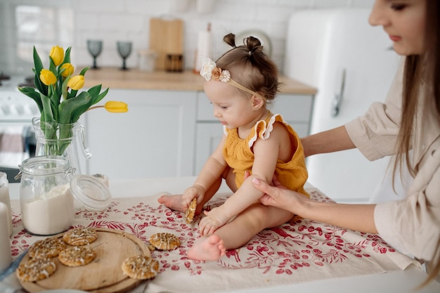 Foto moeder en dochter in de keuken die zelfgemaakte koekjes maken