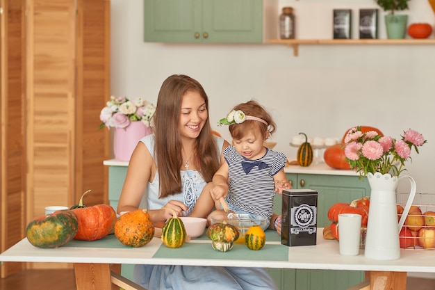 Moeder en dochter in de keuken met Thanksgiving-decoraties