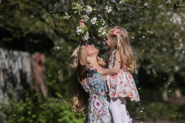 Foto moeder en dochter in de tuin