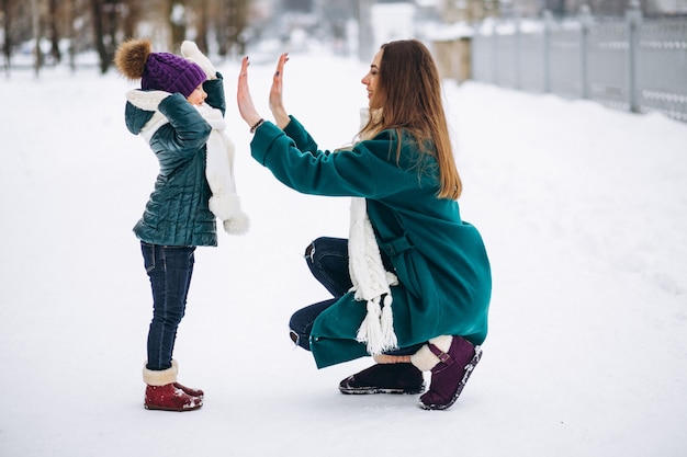 Moeder en dochter in de winterpark