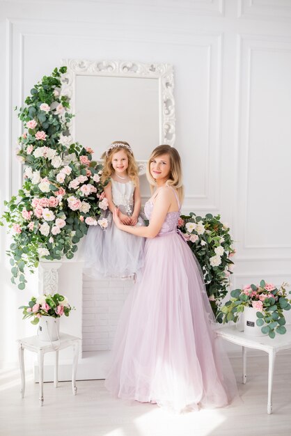 Moeder en dochter in een studio met bloemen